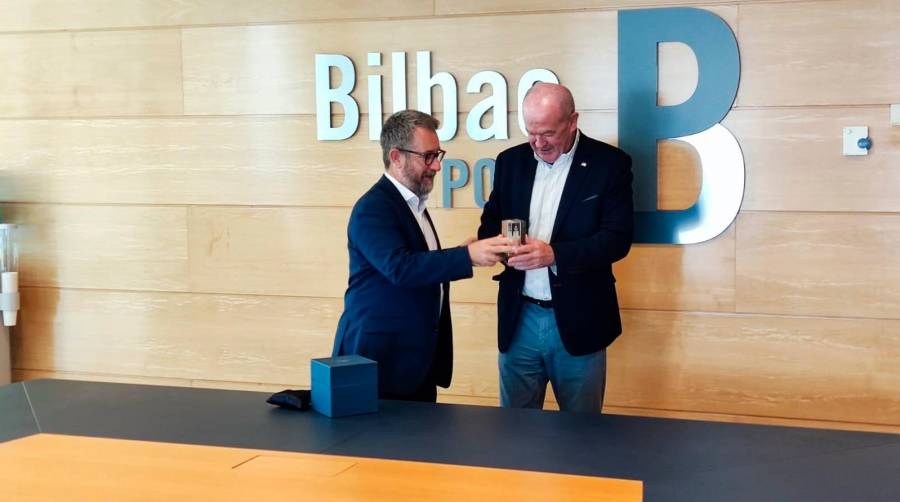 El presidente del Port de Tarragona, Saül Garreta (izq.) obsequió a su homólogo de Bilbao, Ricardo Barkala, con un recuerdo.