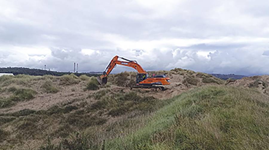 El Puerto de Avilés aporta arena a las playas de Salinas y El Espartal