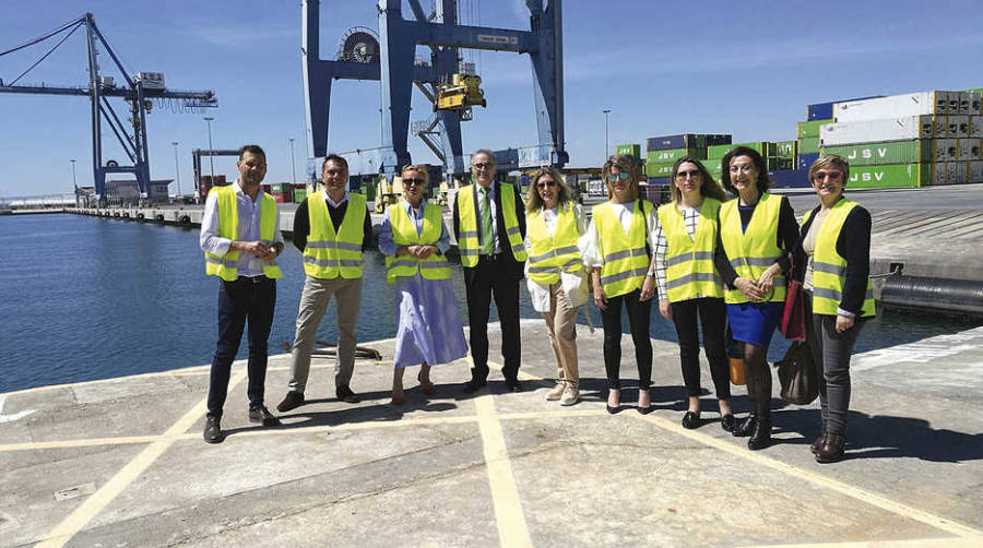 La delegaci&oacute;n visit&oacute; los muelles comerciales del puerto y la terminal de contenedores de TMS.