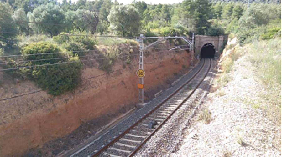 En el túnel de Ascó, de unos 300 m de longitud, se adecuarán las dimensiones de la sección interior mediante el rebaje de la rasante.