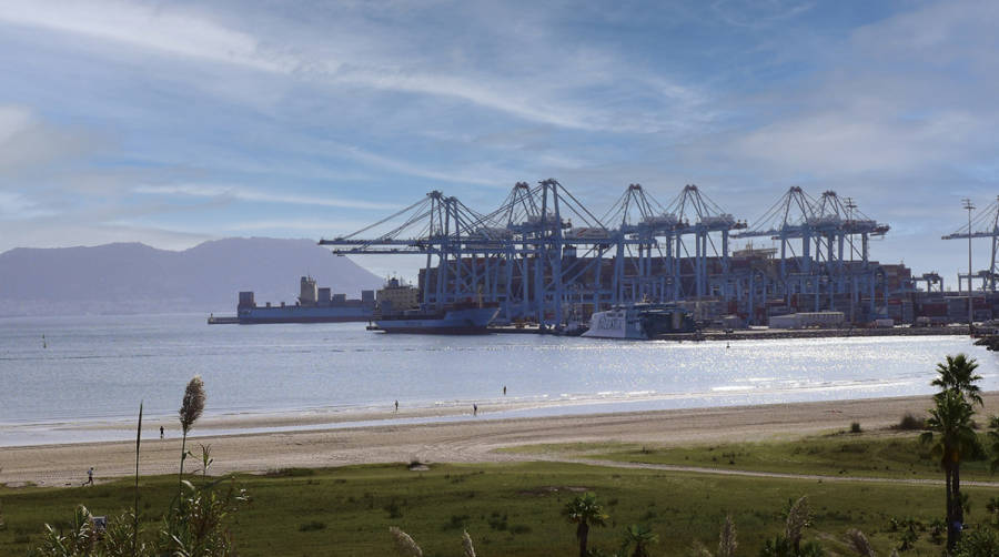 Los puertos se integran en el d&iacute;a a d&iacute;a de la ciudadan&iacute;a, de ah&iacute; su implicaci&oacute;n y necesidad de encontrar la forma de convivir armoniosamente. En la imagen, la playa del Rinconcillo, Algeciras.