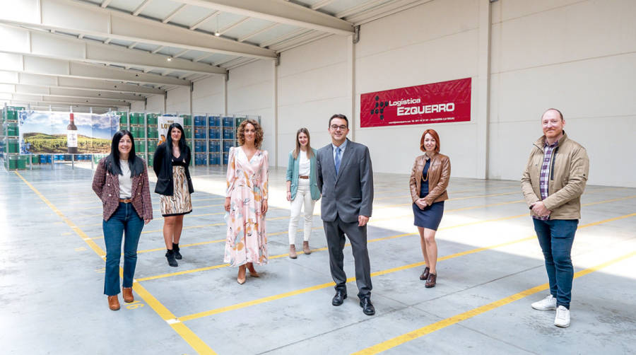 Jos&eacute; Ezquerro, fundador y gerente de Log&iacute;stica Ezquerro (centro), con personal de la empresa en las nuevas instalaciones.