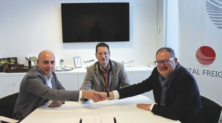 Francisco Marqu&iacute;nez (Total Freight), Albert Aragon&eacute;s (Tamex) y Francisco Garc&iacute;a (Total Freight), tras rubricar el acuerdo, en la oficina de Total Freight en la Terminal de Carga A&eacute;rea del Aeropuerto de Barcelona. Foto Jos&eacute; M. Rojas.