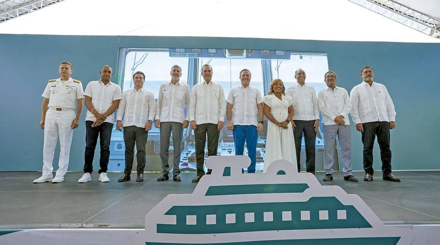 El presidente de Baleària, Adolfo Utor, junto a las autoridades presentes en el acto de presentación.