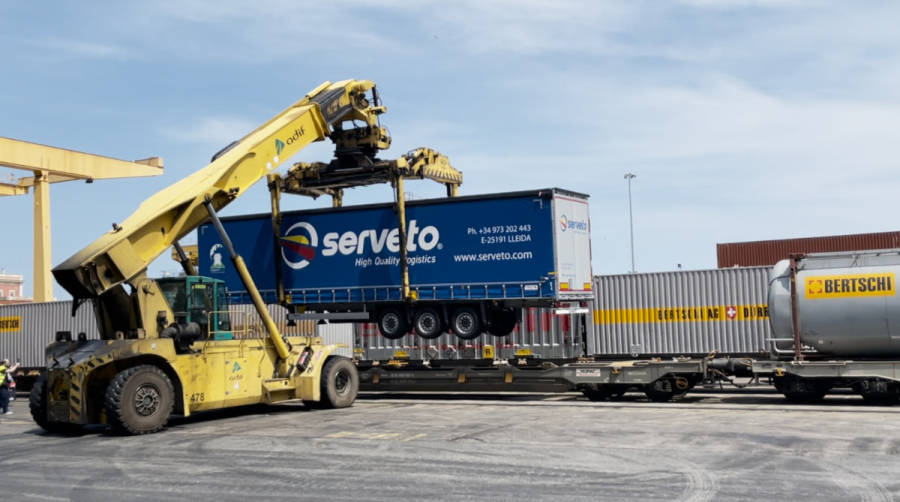 Serveto ampl&iacute;a su flota y suma 60 semirremolques Schmitz Cargobull