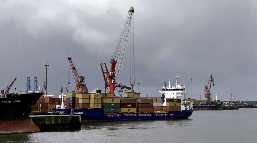 Empresas y sindicatos buscan una salida al conflicto de la estiba en el Puerto de Bilbao