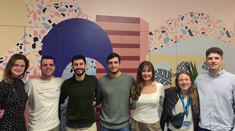 Nacho Silva (tercero por la izquierda), junto a parte del equipo de la delegación de Barcelona.