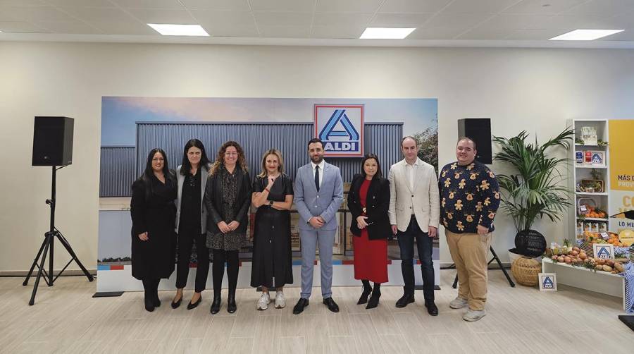 María Isabel Sáez Martínez; directora general de Comercio, Artesanía y Consumo de la Comunitat Valenciana; Encarna Selva, Managing Director de ALDI en Sagunto; Silvia Segarra, Directora de Comunicación y Relaciones Institucionales de ALDI España; Nuria Montes de Diego, consellera de Innovación, Industria, Comercio y Turismo de la Generalitat Valenciana; Darío Moreno Lerga, alcalde de Sagunto; Cristina Plumed; presidenta de la Asociación Empresarial del Camp de Morvedre (ASECAM); Javier Raro Gualda, cuarto teniente de alcalde y concejal delegado de Diseño Urbano, Ecología e Infraestructuras; y Raúl Palmero Plumed; quinto teniente de alcalde y concejal delegado de Educación Promoción Económica, Universidad Popular, Protección Civil y Políticas LGTBIQ+.