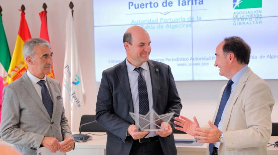 Miguel Juan Jiménez Rollán, director de Diario del Puerto, junto a Gerardo Landaluce, presidente de la APBA, esta mañana al inicio del acto.tras la entrega del premio.