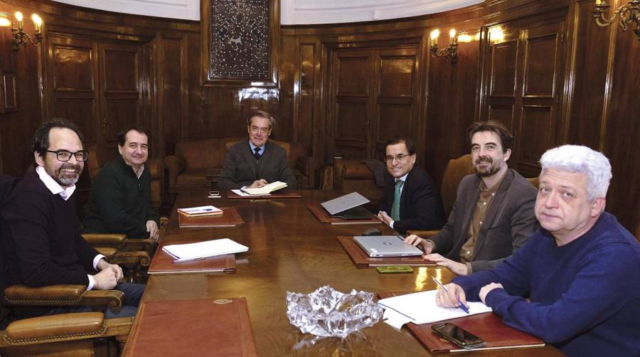 Reunión tras la puesta en marcha del Aula Siport21, con la presencia del director de la ETSIN, Antonio Crucelaegui, y del director general de Siport21, José Ramón Iribarren.