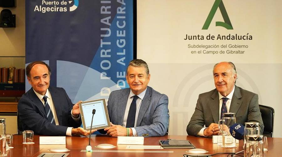 Gerardo Landaluce, presidente de la Autoridad Portuaria de la Bahía de Algeciras, Antonio Sanz, consejero de la Presidencia, Interior, Diálogo Social y Simplificación Administrativa de la Junta de Andalucía y José Ignacio Landaluce, alcalde de Algeciras, en la firma del convenio de colaboración.