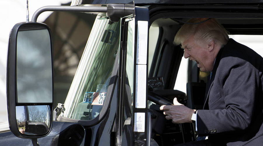 El presidente de Estados Unidos, Donald Trump, a bordo de un cami&oacute;n Mack, durante un encuentro con asociaciones de transportistas celebrado en la Casa Blanca en octubre de 2017. Foto CBNC.