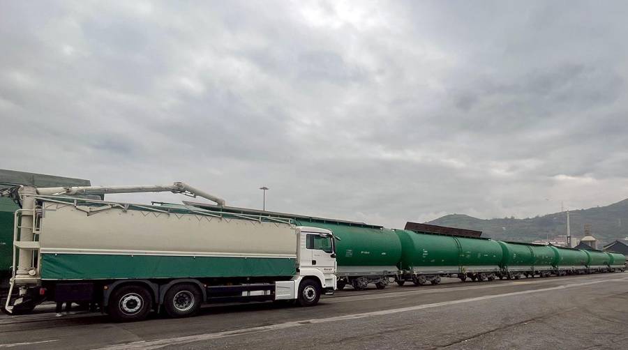 El primer convoy transportó 708 toneladas de trigo entre el Puerto de Bilbao y Aragón.