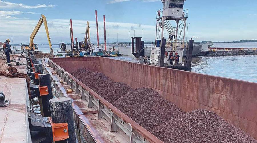 ShibataFenderTeam instala defensas para barcazas en el río Uruguay