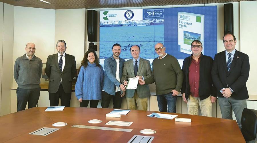 Un momento de la firma de la adhesión de Turmares Tarifa y Estrecho Natura.