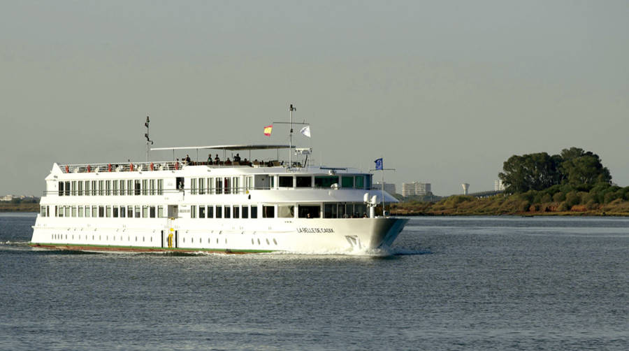 El minicrucero &ldquo;Belle de Cadix&rdquo; ha sido el primer crucero en atracar en un puerto espa&ntilde;ol tras la pandemia del Covid-19.