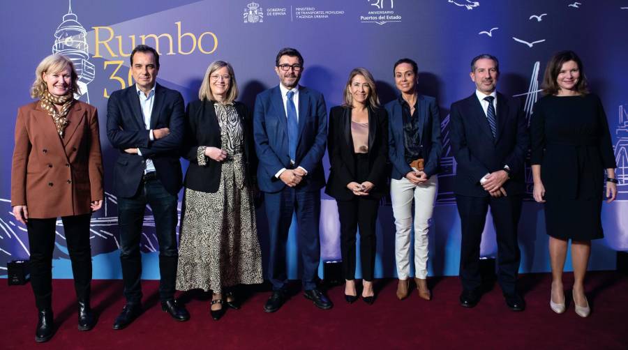 De derecha izquierda, María José Rallo, secretaria general de Transportes; Jesús Manuel Gómez, subsecretario; Isabel Pardo de Vera, secretaria de Estado; Raquel Sánchez, ministra; Álvaro Rodríguez Dapena, presidente de OPPE; Marisa Domínguez, presidenta de Adif, Sergio Vázquez, presidente de Ineco y Aurea Perucho, directora del CEDEX.