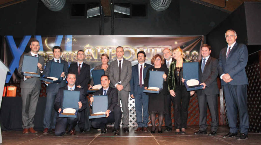 Foto de familia de los galardonados junto al secretario de Infraestructures i Mobilitat de la Generalitat de Catalunya, Isidre Gavin; el director general de Transports i Mobilitat de la Generalitat, Pere Padrosa; el subdelegado del Gobierno en Tarragona, Joan Sabat&eacute;; la teniente de alcalde, delegada de Comercio, Relaciones Ciudadanas y Universidades , Elvira Ferrando; el presidente de la Agrupaci&oacute;n para la Promoci&oacute;n del Puerto de Tarragona, Carles Arola, y el presidente del Puerto de Tarragona, Josep Maria Cruset. Foto JMR.