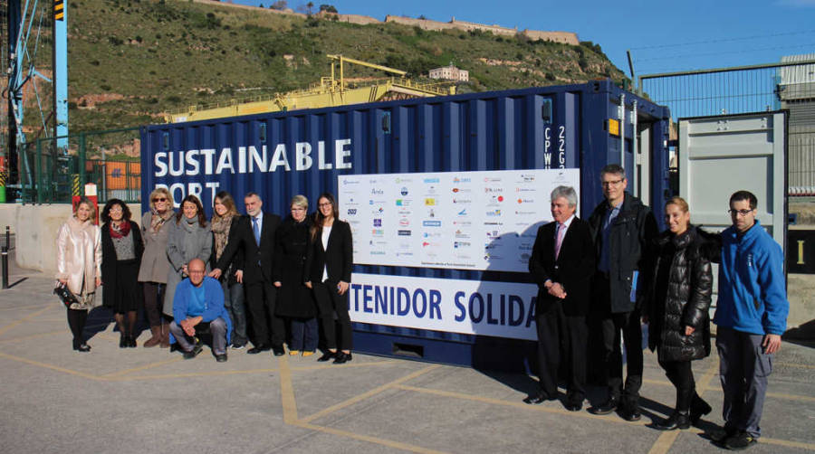 El contenedor solidario con los productos recogidos en su interior se cerr&oacute; el mi&eacute;rcoles en APM Terminals. Foto JMR.