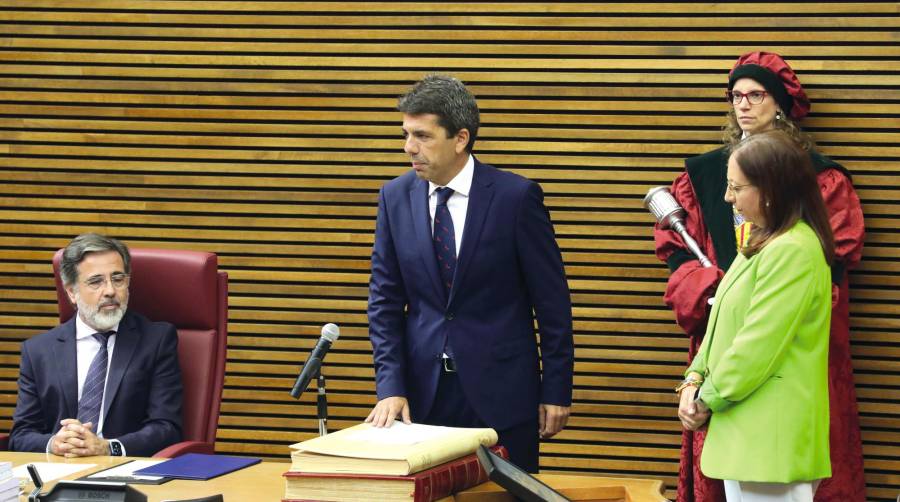 Carlos Mazón, presidente de la Generalitat Valenciana, durante la toma de posesión de su cargo ayer en Les Corts Valencianes.