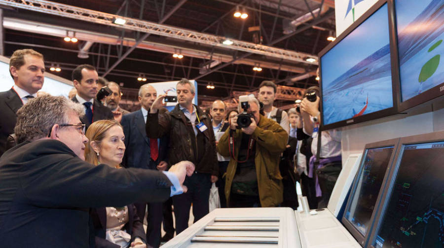 Ana Pastor visita el stand de Aena en Fitur