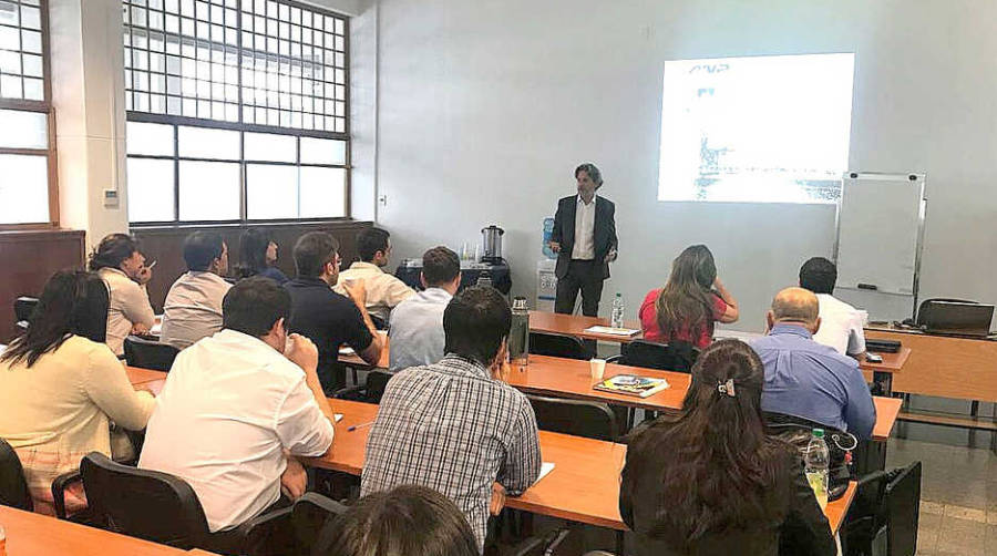 Paula Vieira y Miguel Gar&iacute;n imparten un seminario sobre gesti&oacute;n portuaria en Uruguay.