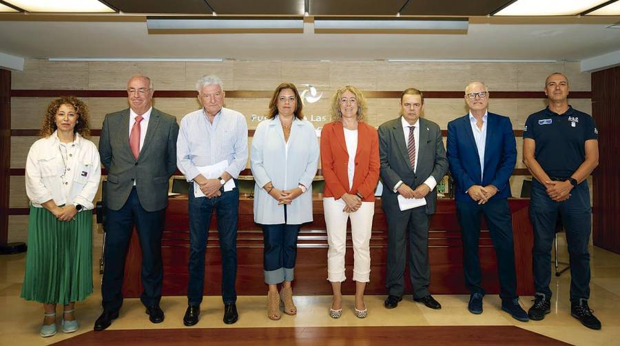 Sofía V. Hernández Coca (SASEMAR); Fernando Figuereo Force, director general de Emergencias del Gobierno de Canarias; Pedro Quevedo, concejal de Ciudad de Mar del Ayuntamiento de Las Palmas de Gran Canaria; Beatriz Calzada, presidenta de la Autoridad Portuaria de Las Palmas; Teresa Mayans, subdelegada del Gobierno en Las Palmas; José Juan Ramos, presidente de FEDEPORT; Francisco García Lascuraín, capitán marítimo de Las Palmas; y Alexis Moreno, responsable de la Sala Operativa del CECOES 112 en Las Palmas.