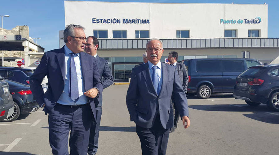 Jos&eacute; Llorca, presidente de Puertos del Estado, y Manuel Mor&oacute;n, presidente de la Autoridad Portuaria de la Bah&iacute;a de Algeciras, tras la presentaci&oacute;n del estudio sobre el Puerto de Tarifa.