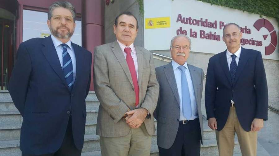 El nuevo presidente del Puerto de Ceuta, Rafael Rodriguez, (segundo desde la izquierda) acompa&ntilde;ado por el director de la Autoridad Portuaria ceut&iacute;, C&eacute;sar L&oacute;pez Ansorena, visit&oacute; ayer al Puerto de Algeciras donde fueron recibidos por el presidente de la Autoridad Portuaria de Algeciras, Manuel Mor&oacute;n (tercero), y el director general, Jos&eacute; Luis Hormaechea.