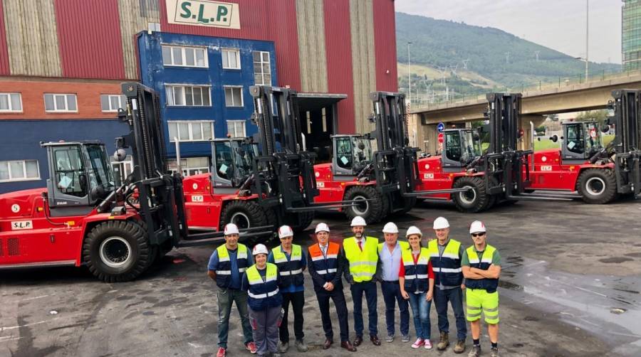 Ignacio de Sebasti&aacute;n, Senior Sales Manager Spain &amp; Portugal de Kalmar (en el centro), con el equipo de Operaciones SLP, incluyendo a su director, Kike Zabalo (cuarto por la derecha) y el director de SLP, Manu P&eacute;rez Riveras (cuarto por la izquierda).