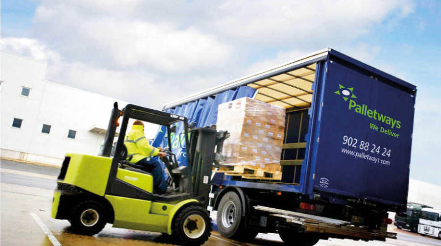 Un trabajador cargando un cami&oacute;n de Palletways.