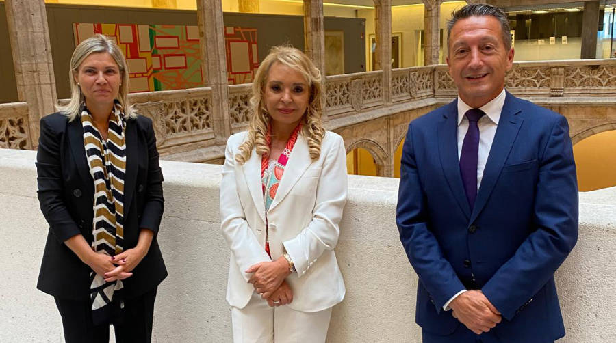 Mar Casas, presidenta de Transleyca; con Bel&eacute;n Mart&iacute;n, directora Territorial de Caixabank; y con Francisco Su&aacute;rez, director de Empresas de la entidad.