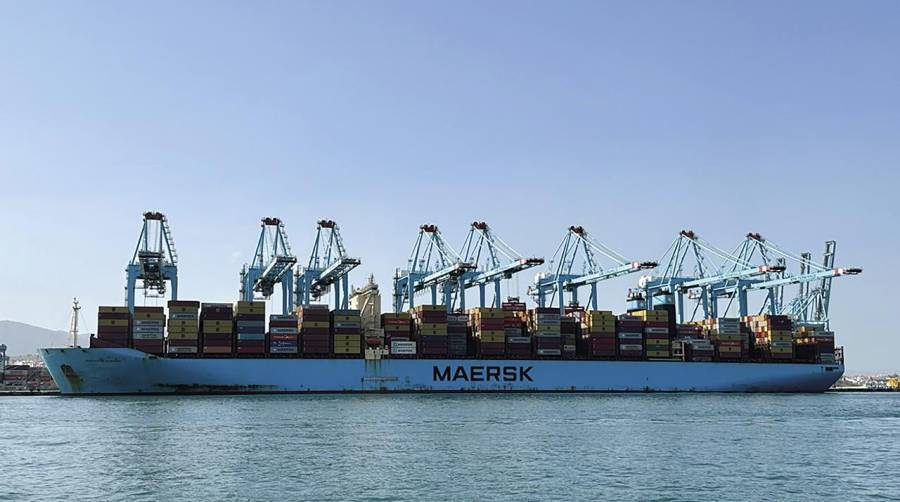 El portacontenedores en el que se realizaron las operaciones récord, el “Mayview Maersk”, opera en la red Asia-Europa (AE) de Maersk.