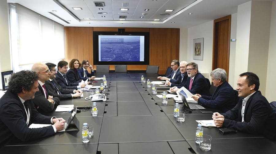 Un momento del encuentro entre representantes de Adif y la Autoridad Portuaria de Tarragona.