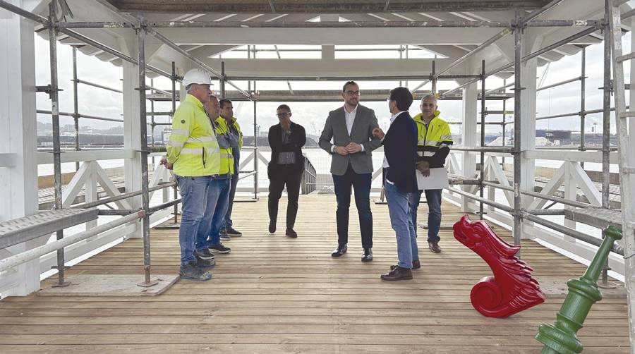 El presidente del Principado de Asturias, Adrián Barbón, visitó las obras de la nueva pasarela.