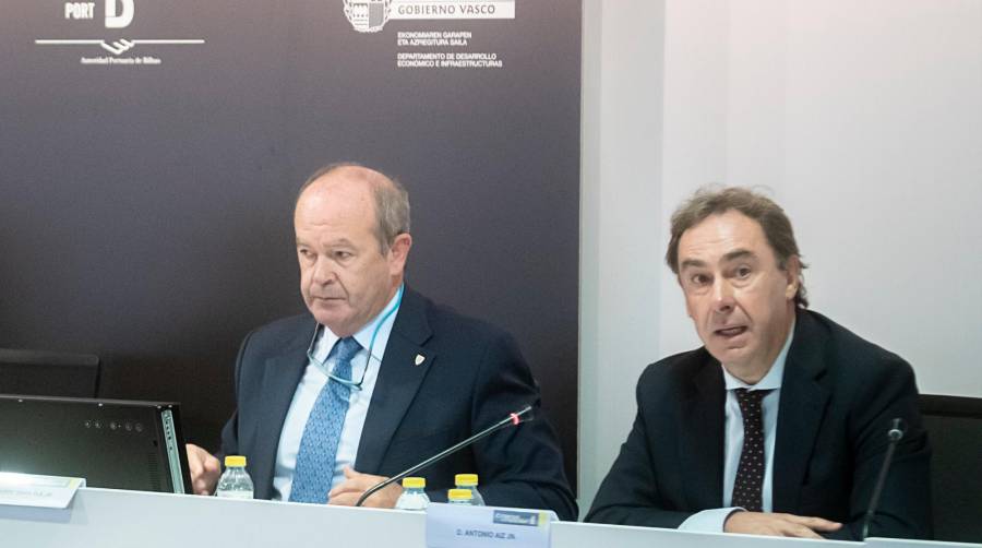 Antonio Aiz (derecha) y Ricardo Barkala, presidente de la Autoridad Portuaria de Bilbao, durante la jornada Transmodal en Vitoria-Gasteiz en octubre de 2019.