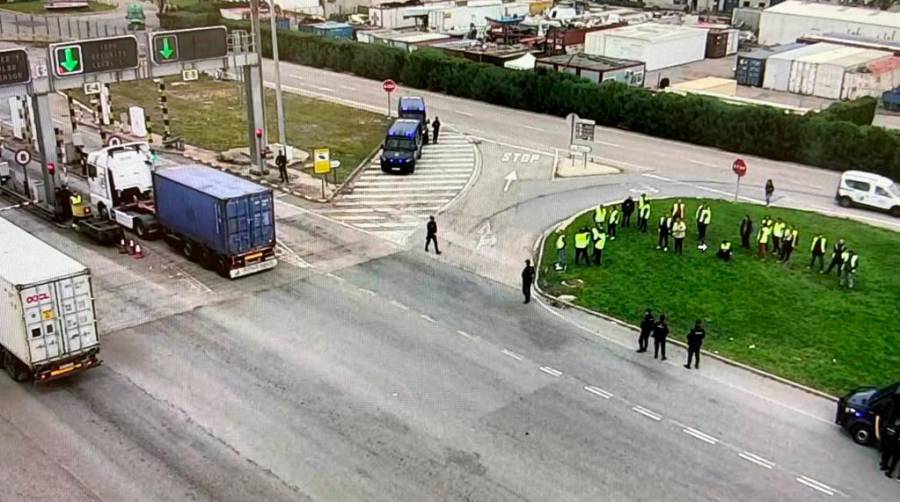 El Puerto de Valencia opera con normalidad a pesar de que comienzan a concentrarse un grupo de personas de Plataforma. Foto APV.