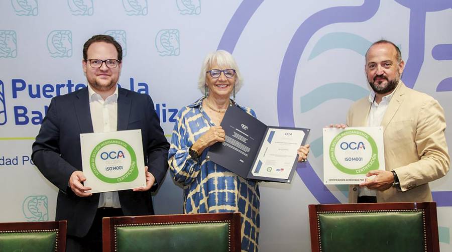 David Lao, director general de OCA Global, y Teófila Martínez, presidenta de la Autoridad Portuaria de la Bahía de Cádiz, con el certificado ISO 14001:2015 en gestión medioambiental.