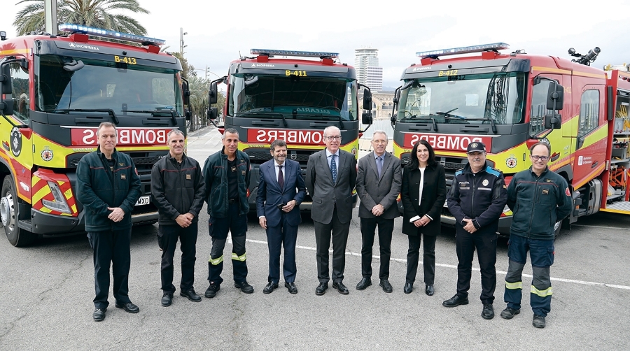 El presidente del Puerto de Barcelona, José Alberto Carbonell, acompañado del teniente de la alcaldía de Seguridad, Prevención, Convivencia y Régimen Interior del Ayuntamiento de Barcelona, Albert Batlle, así como mandos de los Bomberos de Barcelona y directivos del Puerto de Barcelona.