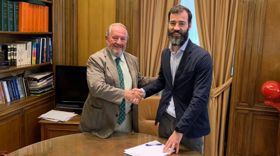 El presidente de ASECOB, Julio Carrasco (izquierda), junto al director general de la Marina Mercante, Benito N&uacute;&ntilde;ez.