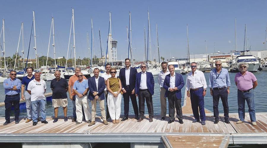 Un momento de la visita realizada por representantes de la APBA, Emalgesa, Ayuntamiento de Algeciras, Dragados y clubes náuticos a la zona sur del puerto de Algeciras.