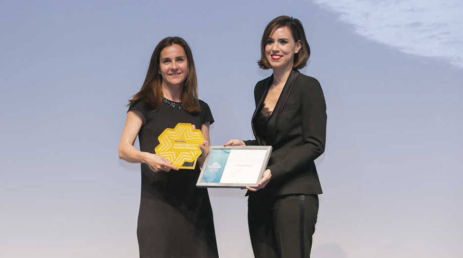 Eva Gonz&aacute;lez Cuerda recogi&oacute; el premio de manos de Diana Morant.