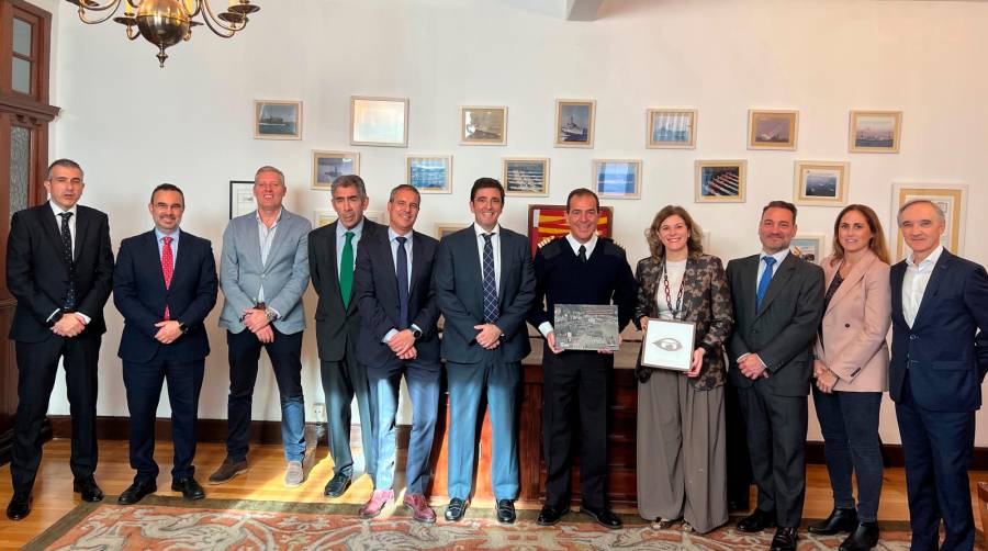 Desde la izquierda: Arrizen Bilbao, vicepresidente (Bergé Marítima Bilbao); Gorka Zabala, vocal (Consignaciones Toro y Betolaza); Ronald Twigt, tesorero (E. Erhardt y Cía.); Gerardo Toro, vocal (Consignaciones Toro y Betolaza); Manu Pérez Riveras, vocal (Servicios Logísticos Portuarios); Josu Iturri, vocal (Marítima del Mediterráneo); Tomás García-Figuera, Comandante Naval de Bilbao; Virginia Navarro, presidenta (CMA CGM); Juan de Castro, vicepresidente (A. Pérez y Cía.); Elvira Gallego, secretaria (CSP Iberian Bilbao Terminal); José María Gil Elejoste, secretario-letrado.