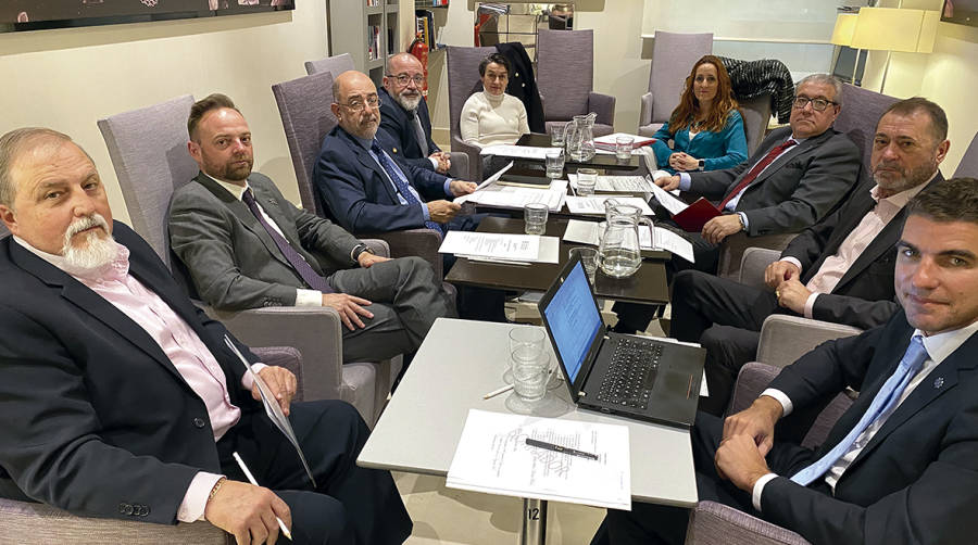 Miembros de la Junta Directiva de Propeller Valencia, durante su encuentro del pasado jueves.