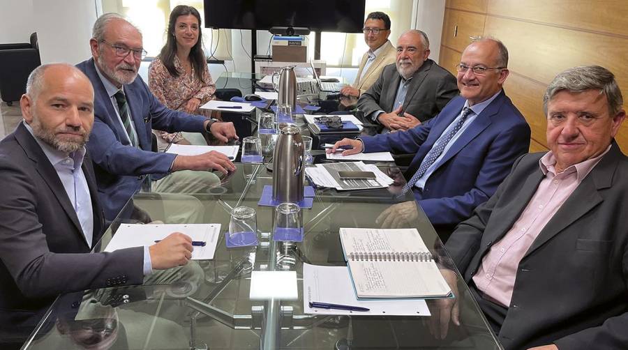 Un momento del encuentro entre representantes de ASCER y la APV. En la imagen, de izquierda a derecha: Alberto Echavarría, secretario general de ASCER; Vicente Nomdedeu, presidente de ASCER; Mireia Llinares, responsable de Comercio Internacional y Promoción en ASCER; Manuel García; jefe de Inteligencia de Negocio de la APV; Francesc Sánchez, director general de la APV; Joan Calabuig, presiente de la APV; y Néstor Martínez, adjunto a la dirección de Valenciaport.