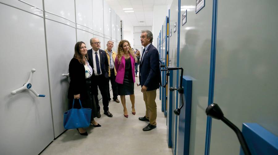 El presidente de la APS, Francisco Martín, y otras autoridades, en el archivo.