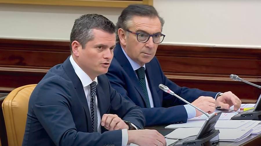 En primer plano, Juan Antonio Rojas, diputado del PP por Tenerife y capitán de la Marina Mercante, durante su intervención en la Comisión de Transportes y Movilidad Sostenible.