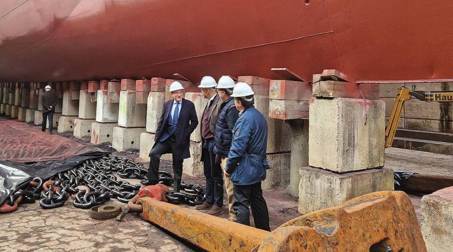 Las autoridades han recorrido el muelle de Armamento, ampliado por la Institución portuaria para facilitar la operativa de carga de torres eólicas off shore, y han accedido al dique seco.