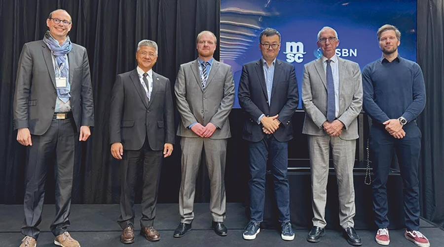 Arthur Touzot (COSCO Shipping Lines); el capitán Yi-Syou Hwang (Evergreen); Heiko Hübner (COSCO Shipping Lines); Bertrand Chen (GSBN); el capitán Dirk Van de Velde (MSC) y Jorg Demeyer (MSC).