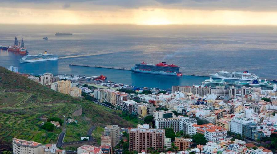 El “Valiant Lady” arribó el sábado en primera escala al puerto de Santa Cruz de Tenerife